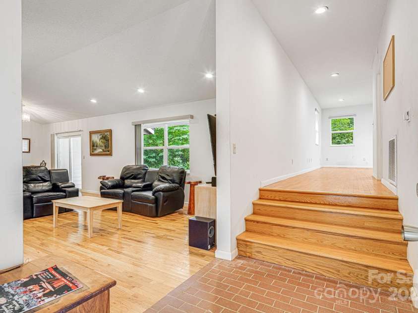 70 Landis Lane, Burnsville, NC 28714.  MLS# CAR4165677, YatesRealty ID 13805. 