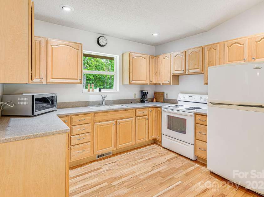 70 Landis Lane, Burnsville, NC 28714.  MLS# CAR4165677, YatesRealty ID 13805. 