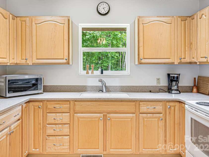 70 Landis Lane, Burnsville, NC 28714.  MLS# CAR4165677, YatesRealty ID 13805. 