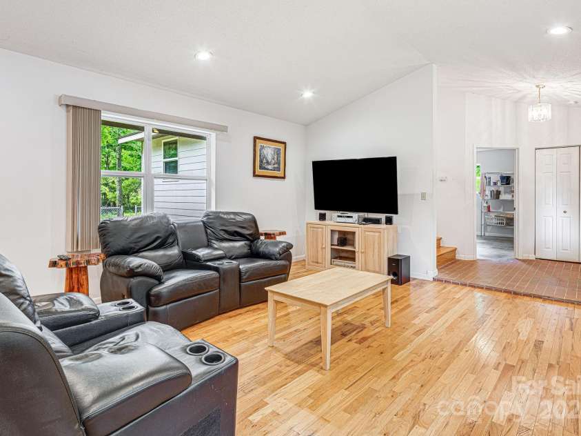 70 Landis Lane, Burnsville, NC 28714.  MLS# CAR4165677, YatesRealty ID 13805. 