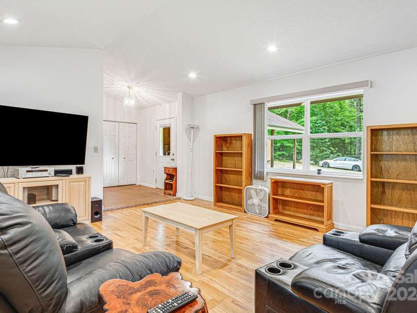 70 Landis Lane, Burnsville, NC 28714.  MLS# CAR4165677, YatesRealty ID 13805. 