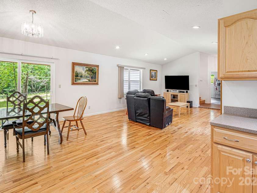 70 Landis Lane, Burnsville, NC 28714.  MLS# CAR4165677, YatesRealty ID 13805. 