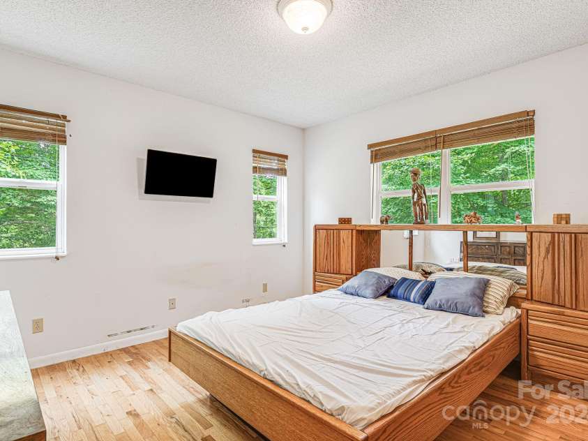 70 Landis Lane, Burnsville, NC 28714.  MLS# CAR4165677, YatesRealty ID 13805. 