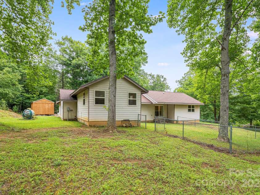 70 Landis Lane, Burnsville, NC 28714.  MLS# CAR4165677, YatesRealty ID 13805. 