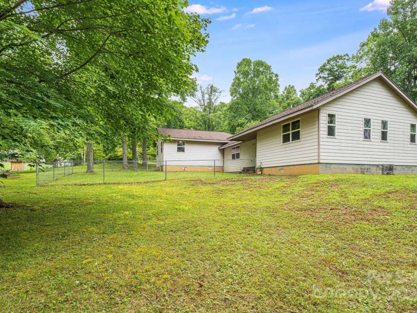 70 Landis Lane, Burnsville, NC 28714.  MLS# CAR4165677, YatesRealty ID 13805. 