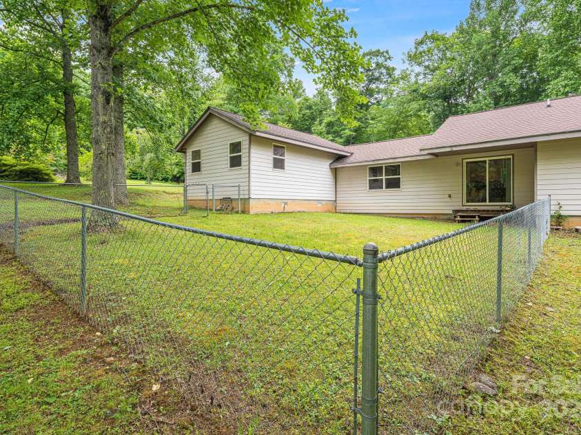 70 Landis Lane, Burnsville, NC 28714.  MLS# CAR4165677, YatesRealty ID 13805. 