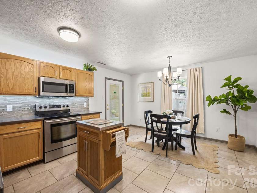 746 Ladino Lane, Clover, SC 29710.  MLS# CAR4403509, YatesRealty ID 13807. Kitchen