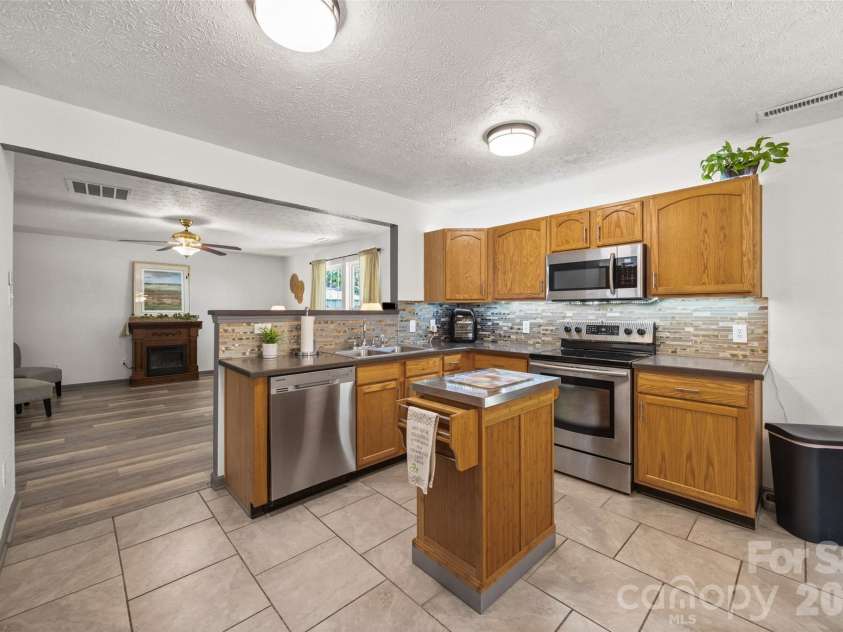 746 Ladino Lane, Clover, SC 29710.  MLS# CAR4403509, YatesRealty ID 13807. Kitchen