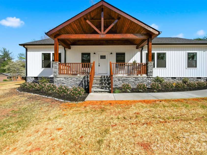 1007 Hibriten Drive, Lenoir, NC 28645.  MLS# CAR4365297, YatesRealty ID 13809. 