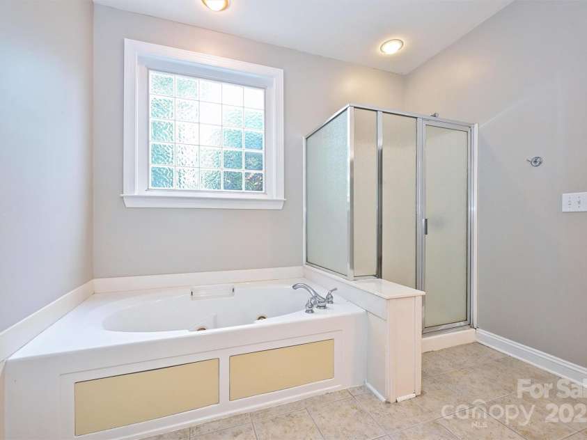 427 Pinnacle Lane, Huntersville, NC 28078.  MLS# CAR4252697, YatesRealty ID 13812. 