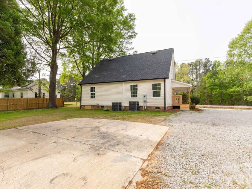2425 Kershaw Camden Highway, Lancaster, SC 29720.  MLS# CAR4330831, YatesRealty ID 13813. 