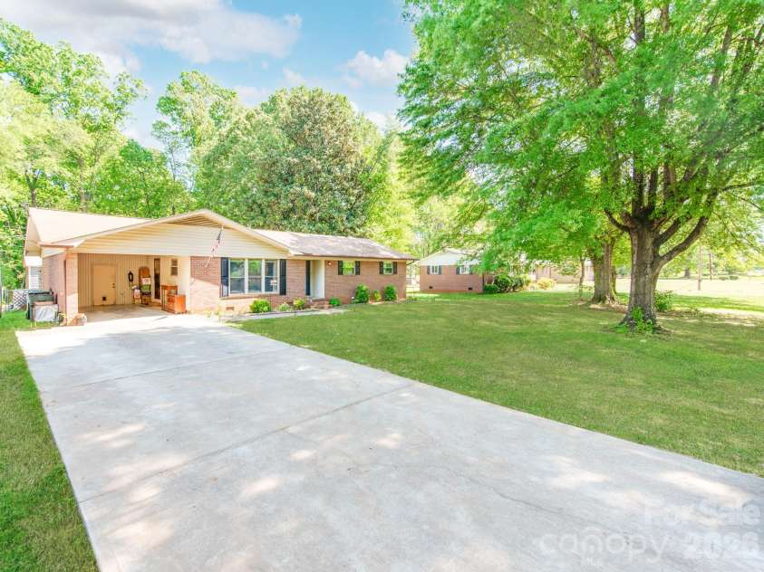 235 Central Heights Drive, Concord, NC 28025.  MLS# CAR4367935, YatesRealty ID 13815. 