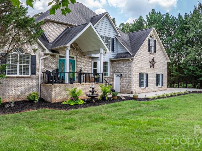 1801 Twin Ponds Drive, Hickory, NC 28602.  MLS# CAR4297155, YatesRealty ID 13819. 