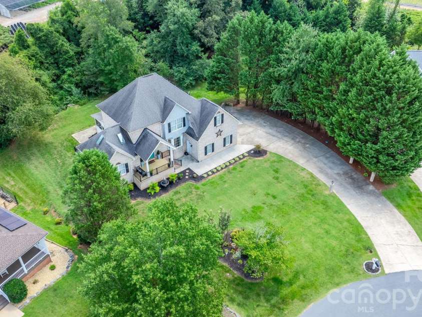 1801 Twin Ponds Drive, Hickory, NC 28602.  MLS# CAR4297155, YatesRealty ID 13819. 