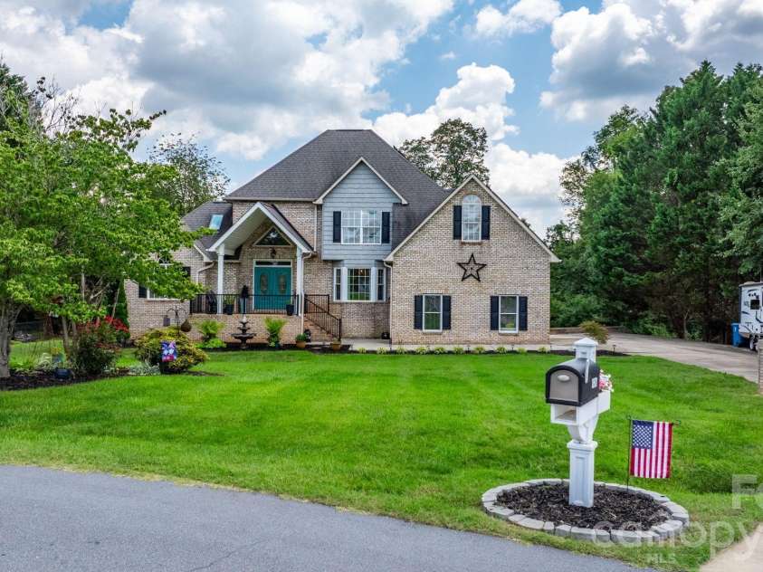 1801 Twin Ponds Drive, Hickory, NC 28602.  MLS# CAR4297155, YatesRealty ID 13819. 