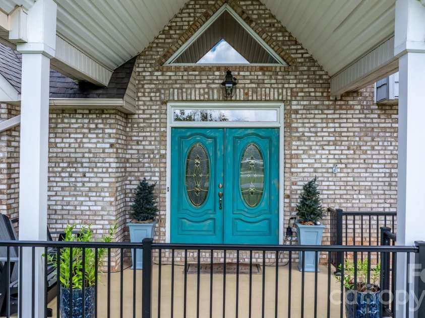 1801 Twin Ponds Drive, Hickory, NC 28602.  MLS# CAR4297155, YatesRealty ID 13819. 