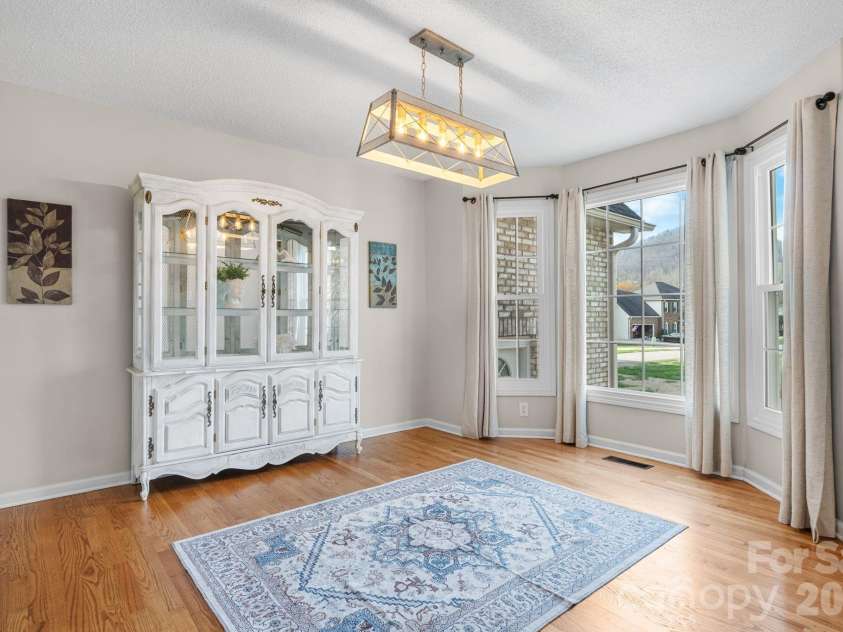 1801 Twin Ponds Drive, Hickory, NC 28602.  MLS# CAR4297155, YatesRealty ID 13819. 