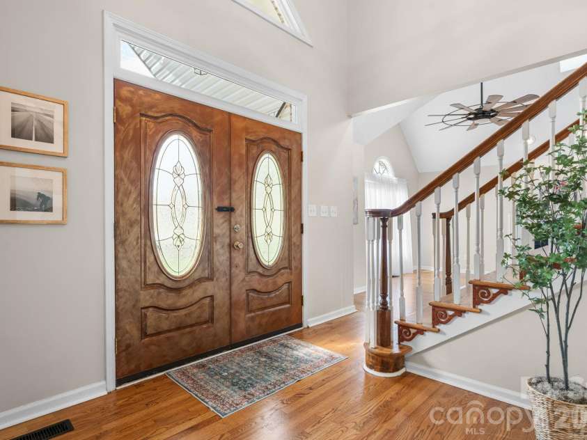 1801 Twin Ponds Drive, Hickory, NC 28602.  MLS# CAR4297155, YatesRealty ID 13819. 