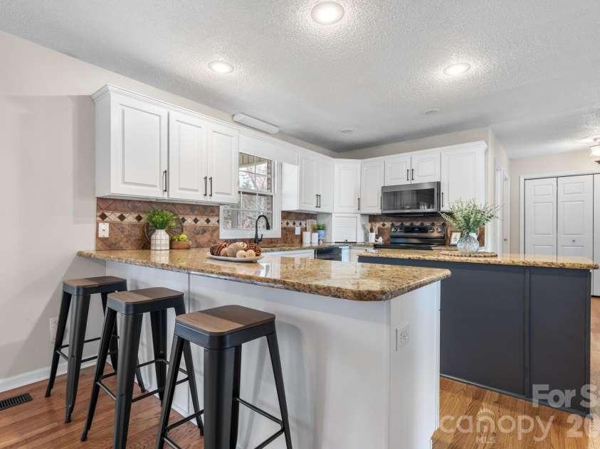 1801 Twin Ponds Drive, Hickory, NC 28602.  MLS# CAR4297155, YatesRealty ID 13819. 