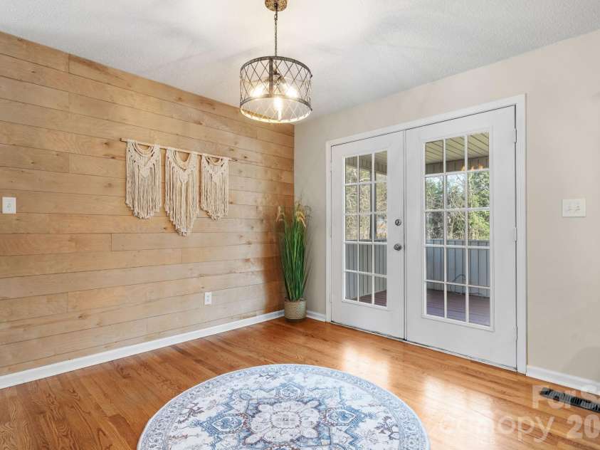 1801 Twin Ponds Drive, Hickory, NC 28602.  MLS# CAR4297155, YatesRealty ID 13819. 
