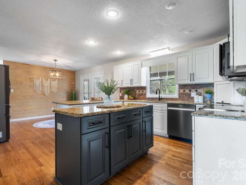 1801 Twin Ponds Drive, Hickory, NC 28602.  MLS# CAR4297155, YatesRealty ID 13819. 