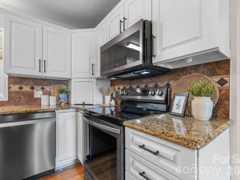 1801 Twin Ponds Drive, Hickory, NC 28602.  MLS# CAR4297155, YatesRealty ID 13819. 