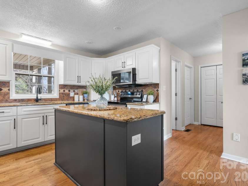 1801 Twin Ponds Drive, Hickory, NC 28602.  MLS# CAR4297155, YatesRealty ID 13819. 