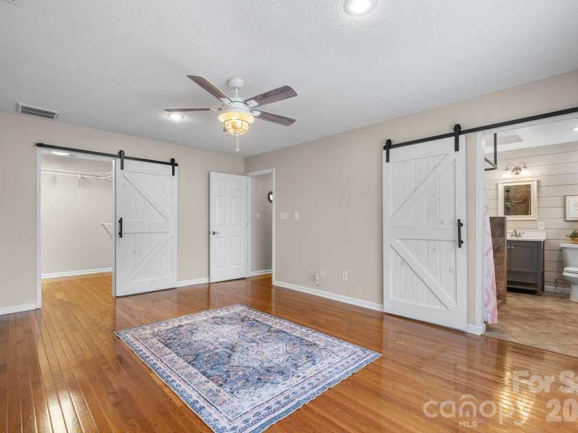 1801 Twin Ponds Drive, Hickory, NC 28602.  MLS# CAR4297155, YatesRealty ID 13819. 