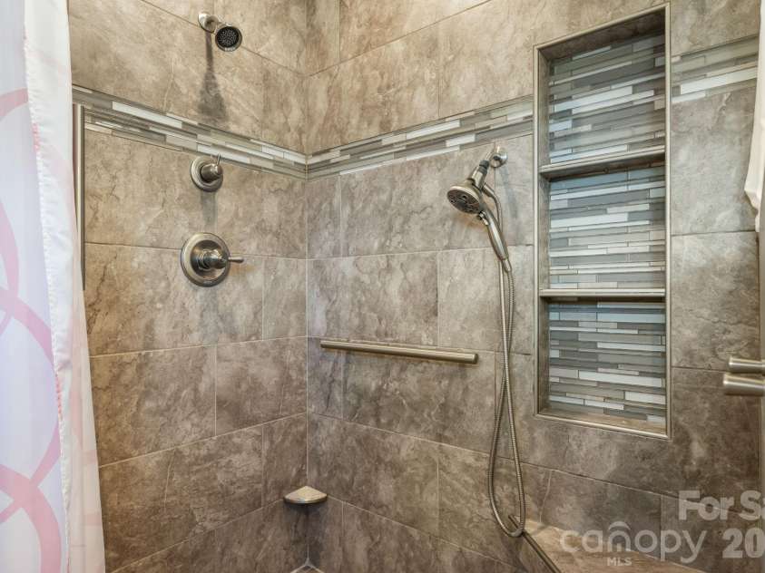 1801 Twin Ponds Drive, Hickory, NC 28602.  MLS# CAR4297155, YatesRealty ID 13819. 