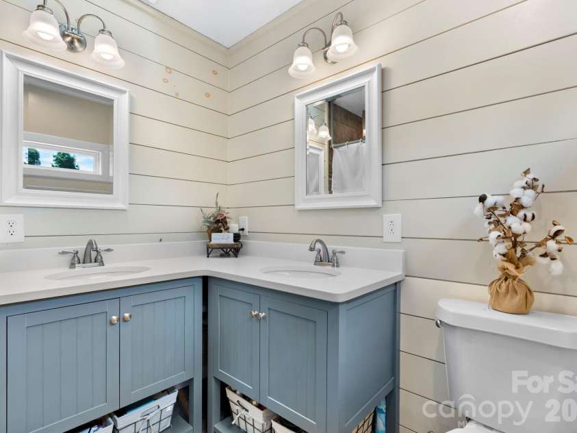 1801 Twin Ponds Drive, Hickory, NC 28602.  MLS# CAR4297155, YatesRealty ID 13819. 