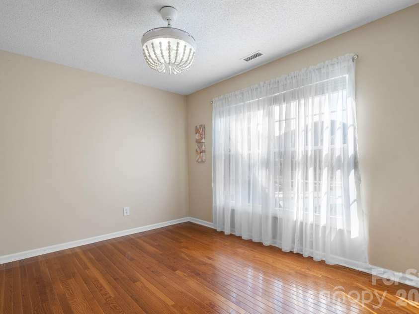 1801 Twin Ponds Drive, Hickory, NC 28602.  MLS# CAR4297155, YatesRealty ID 13819. 