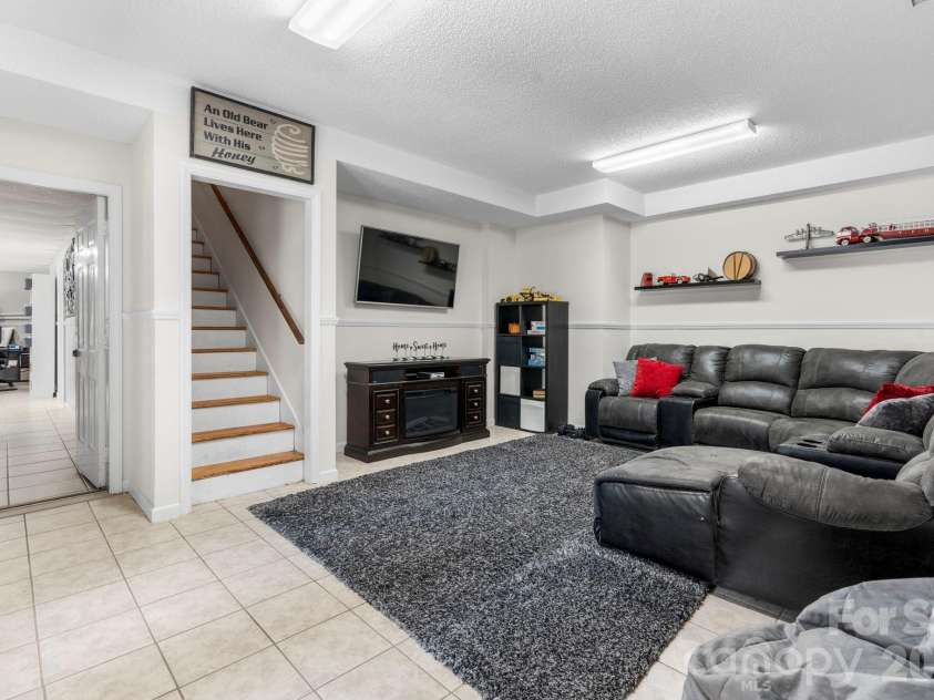 1801 Twin Ponds Drive, Hickory, NC 28602.  MLS# CAR4297155, YatesRealty ID 13819. 