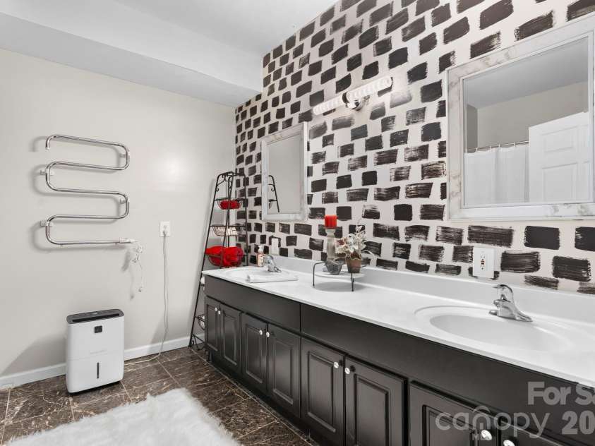 1801 Twin Ponds Drive, Hickory, NC 28602.  MLS# CAR4297155, YatesRealty ID 13819. 