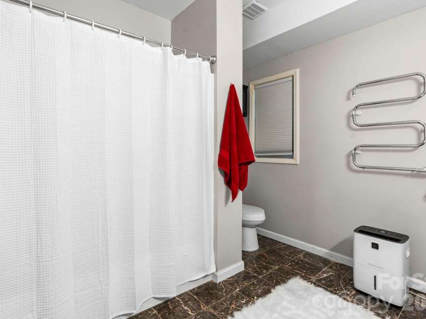 1801 Twin Ponds Drive, Hickory, NC 28602.  MLS# CAR4297155, YatesRealty ID 13819. 