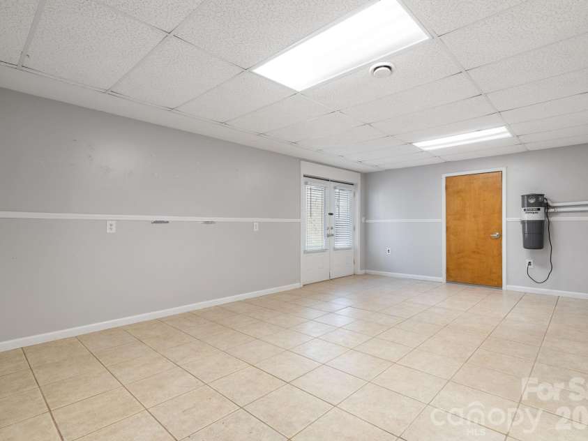 1801 Twin Ponds Drive, Hickory, NC 28602.  MLS# CAR4297155, YatesRealty ID 13819. 
