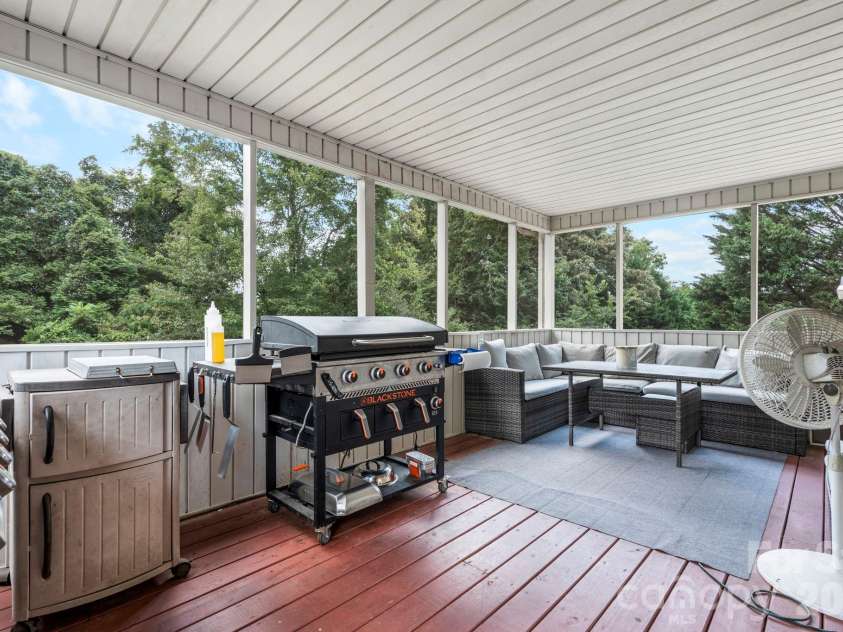 1801 Twin Ponds Drive, Hickory, NC 28602.  MLS# CAR4297155, YatesRealty ID 13819. 