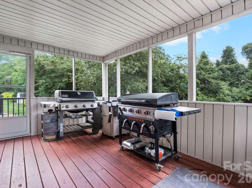 1801 Twin Ponds Drive, Hickory, NC 28602.  MLS# CAR4297155, YatesRealty ID 13819. 