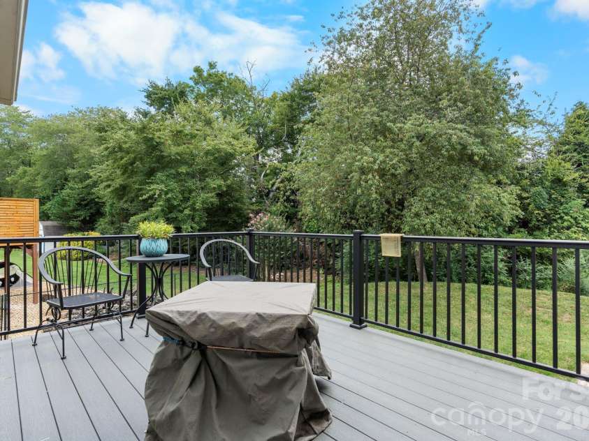 1801 Twin Ponds Drive, Hickory, NC 28602.  MLS# CAR4297155, YatesRealty ID 13819. 