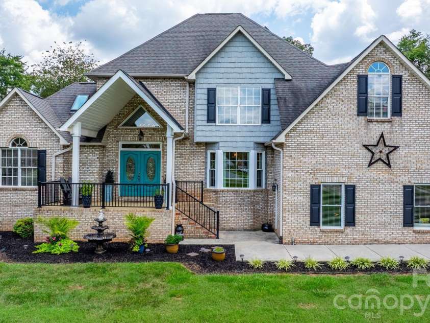 1801 Twin Ponds Drive, Hickory, NC 28602.  MLS# CAR4297155, YatesRealty ID 13819. 