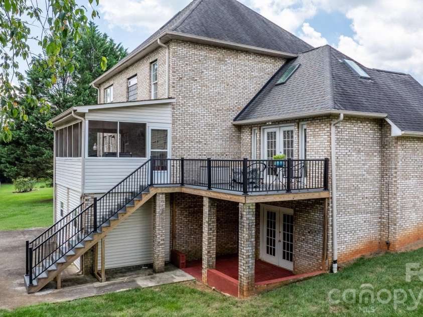 1801 Twin Ponds Drive, Hickory, NC 28602.  MLS# CAR4297155, YatesRealty ID 13819. 