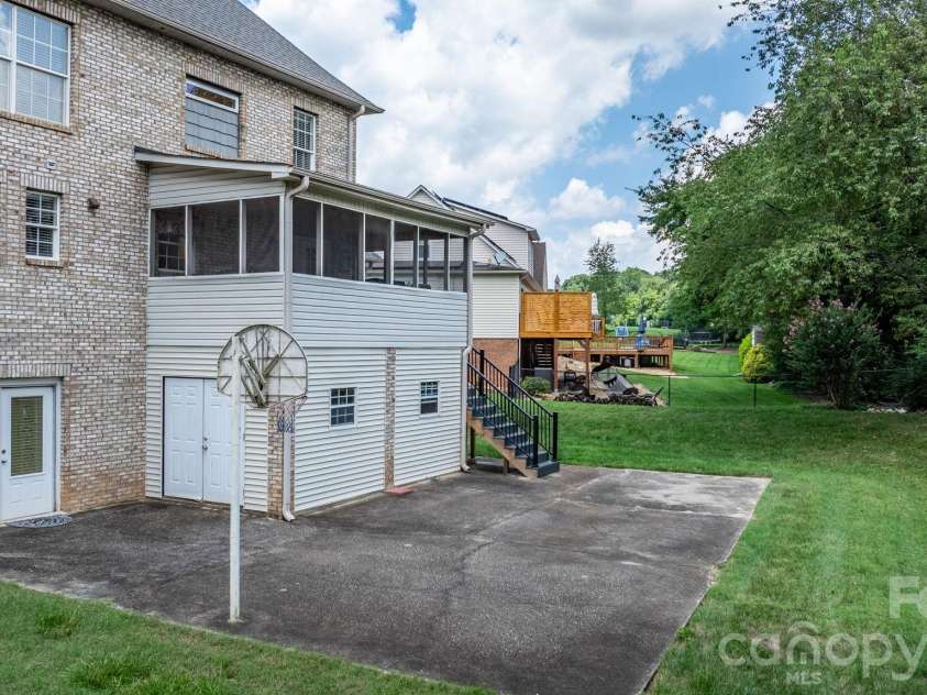 1801 Twin Ponds Drive, Hickory, NC 28602.  MLS# CAR4297155, YatesRealty ID 13819. 
