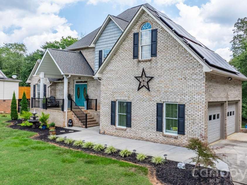 1801 Twin Ponds Drive, Hickory, NC 28602.  MLS# CAR4297155, YatesRealty ID 13819. 