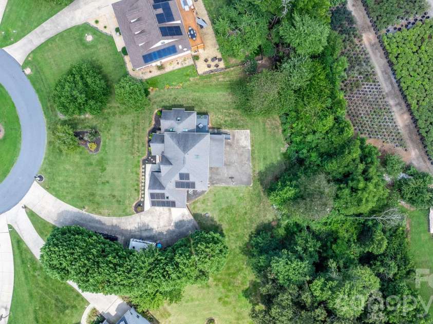 1801 Twin Ponds Drive, Hickory, NC 28602.  MLS# CAR4297155, YatesRealty ID 13819. 