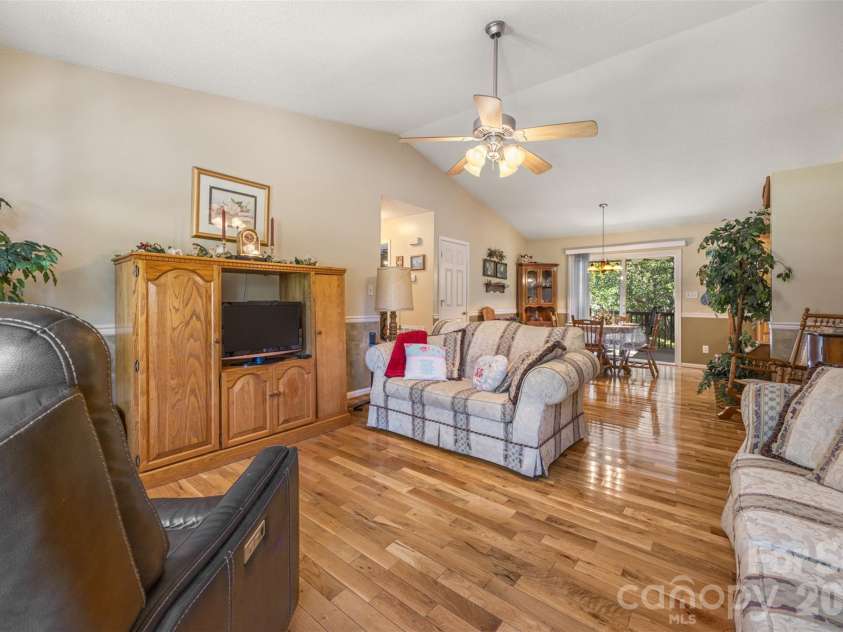 1254 Heritage Farm Road, Hickory, NC 28601.  MLS# CAR4358099, YatesRealty ID 13820. 