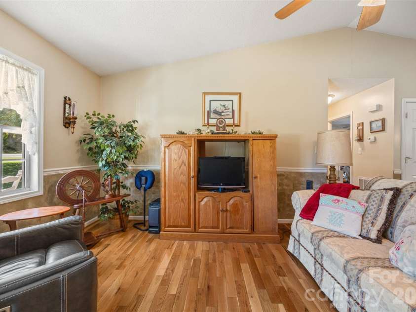 1254 Heritage Farm Road, Hickory, NC 28601.  MLS# CAR4358099, YatesRealty ID 13820. 