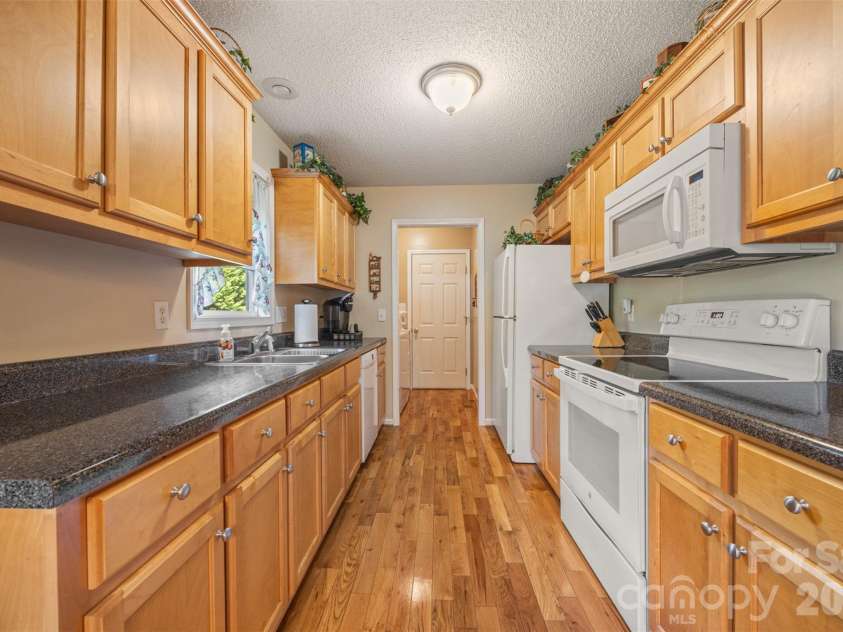 1254 Heritage Farm Road, Hickory, NC 28601.  MLS# CAR4358099, YatesRealty ID 13820. 