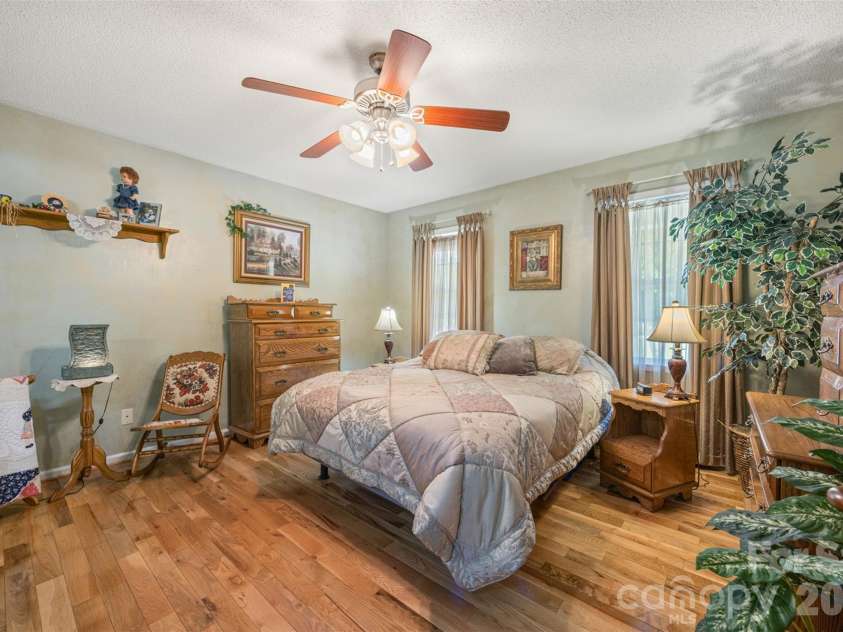 1254 Heritage Farm Road, Hickory, NC 28601.  MLS# CAR4358099, YatesRealty ID 13820. 