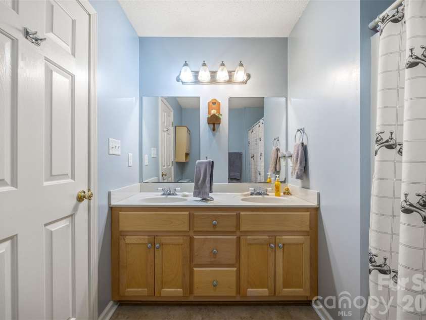 1254 Heritage Farm Road, Hickory, NC 28601.  MLS# CAR4358099, YatesRealty ID 13820. 