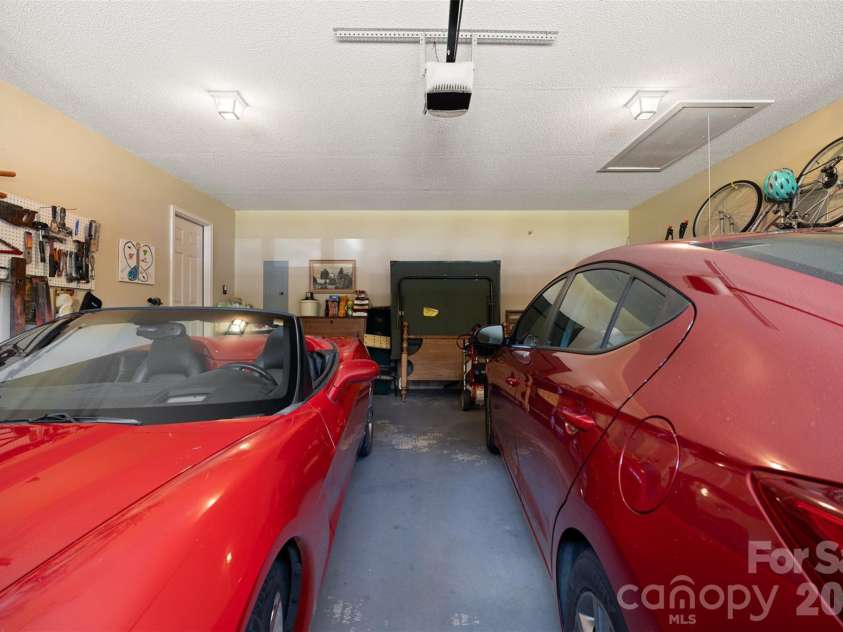 1254 Heritage Farm Road, Hickory, NC 28601.  MLS# CAR4358099, YatesRealty ID 13820. 