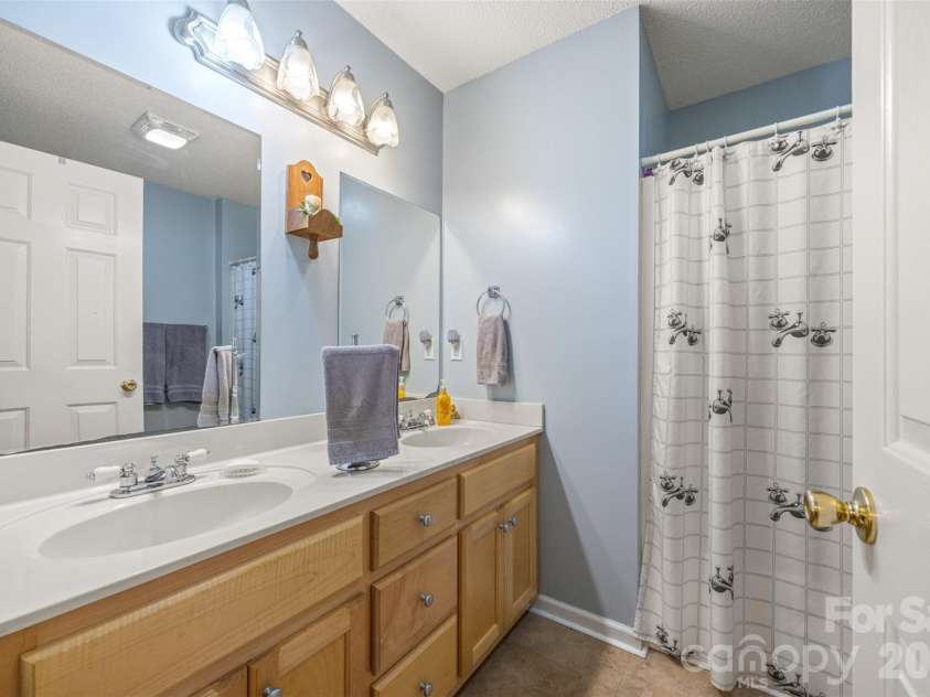 1254 Heritage Farm Road, Hickory, NC 28601.  MLS# CAR4358099, YatesRealty ID 13820. 